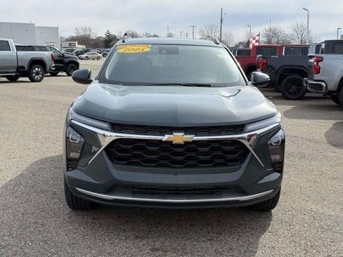 Used 2025 Chevrolet Trax LT image 3