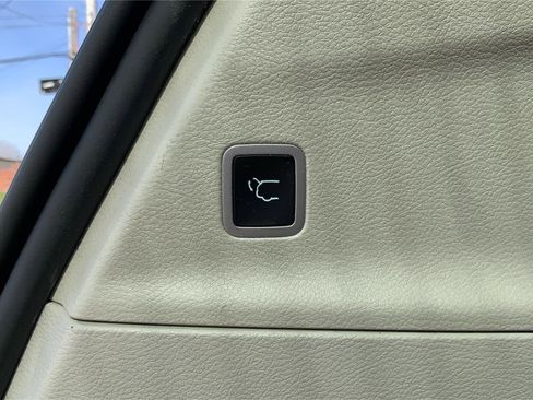 Used 2024 Chrysler Pacifica Touring-L image 15