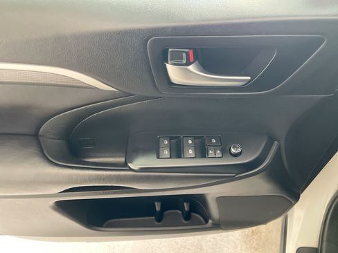 Used 2019 Toyota Highlander SE AWD/4WD image 13