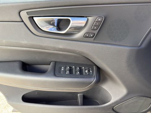 Used 2025 Volvo XC60 B5 Plus image 15