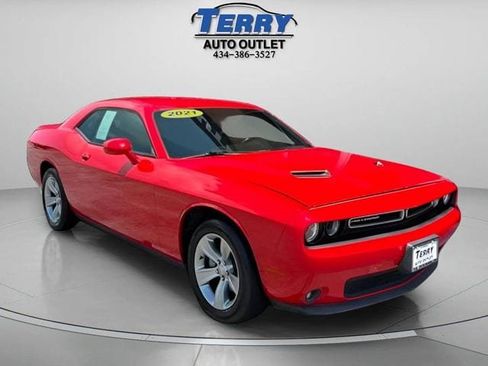 Used 2021 Dodge Challenger SXT w/ Driver Convenience Group RWD image 2