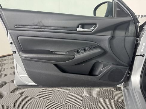 Used 2025 Nissan Altima 2.5 SV FWD image 9