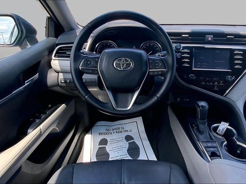 Used 2018 Toyota Camry XLE FWD image 6