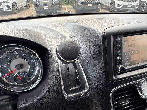 Used 2012 Chrysler Town & Country Limited FWD image 33