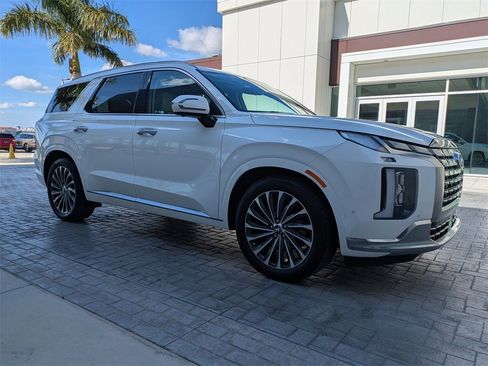 Used 2023 Hyundai Palisade Calligraphy image 2