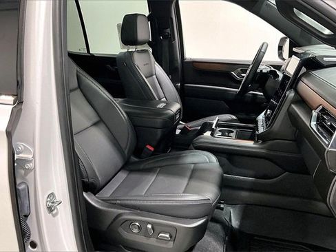 Used 2025 GMC Yukon Denali w/ Sun & Power Step Package image 30