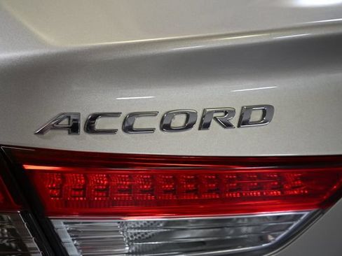 Used 2018 Honda Accord Touring image 11