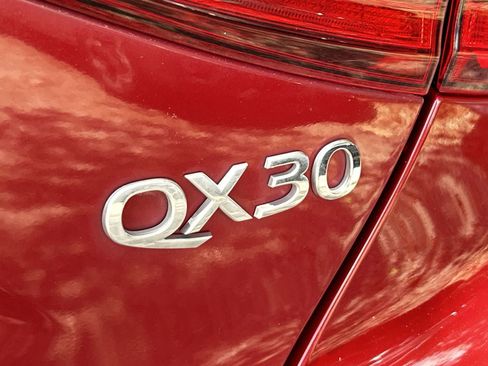 Used 2018 INFINITI QX30 FWD image 8