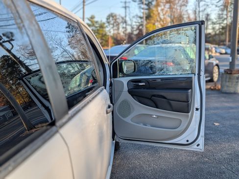 Used 2019 Dodge Grand Caravan SE w/ UConnect Hands-Free Group image 37