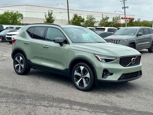 Certified 2025 Volvo XC40 B5 Plus image 1