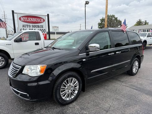 Used 2014 Chrysler Town & Country Touring-L FWD image 2