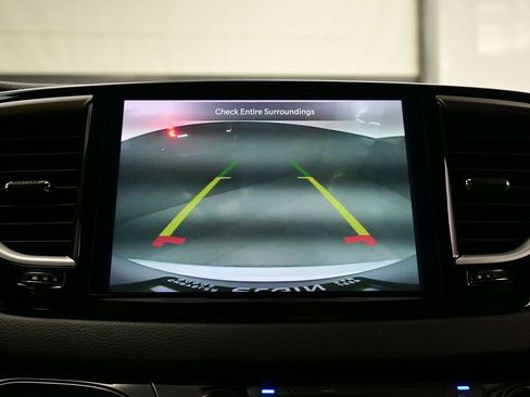 Used 2023 Chrysler Pacifica Touring-L FWD image 23