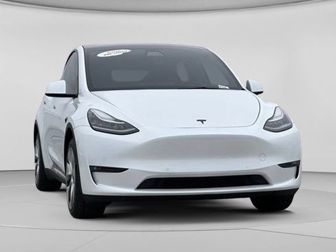 Used 2022 Tesla Model Y Long Range AWD/4WD image 3