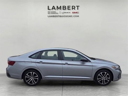 Used 2022 Volkswagen Jetta Sport image 6