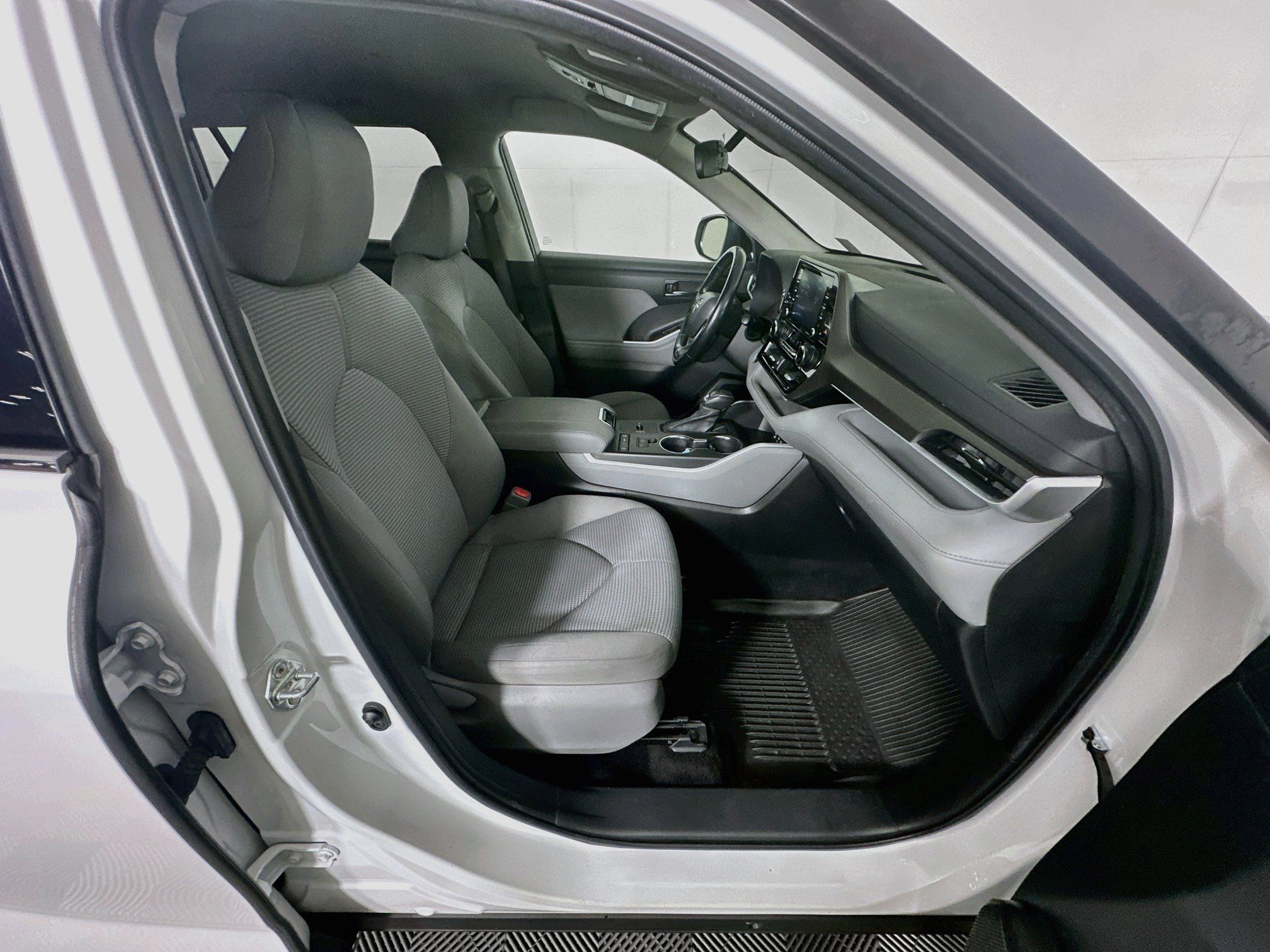Used 2022 Toyota Highlander LE FWD image 32