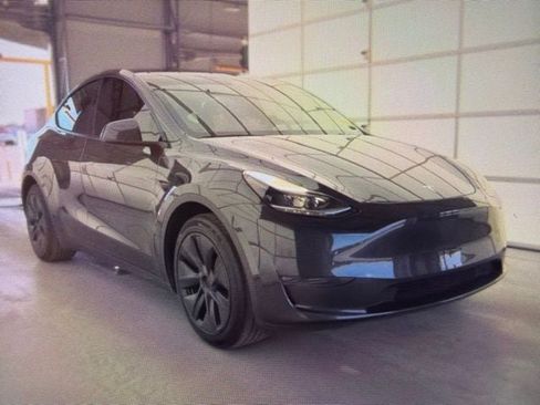 Used 2025 Tesla Model Y Long Range RWD image 1