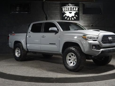 Used 2019 Toyota Tacoma SR5 AWD/4WD image 8