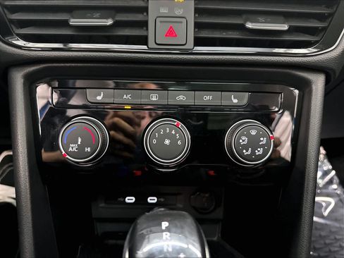 Used 2023 Volkswagen Taos SE w/ Panoramic Sunroof Package FWD image 18