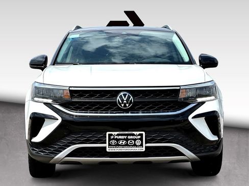 Used 2023 Volkswagen Taos SE w/ Panoramic Sunroof Package FWD image 3