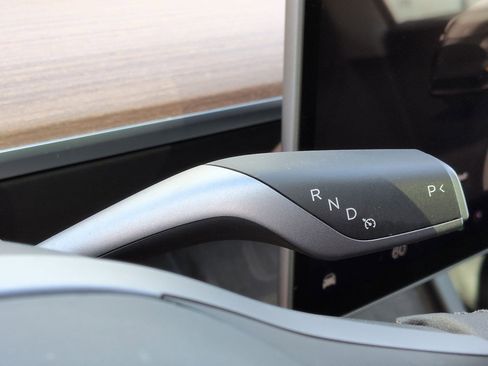 Used 2025 Tesla Model Y Long Range image 18