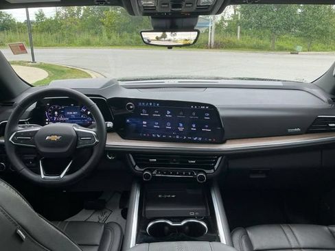 Used 2025 Chevrolet Suburban High Country AWD/4WD image 20