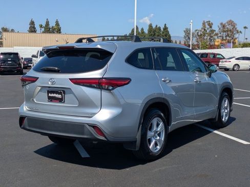 Used 2022 Toyota Highlander LE FWD image 5