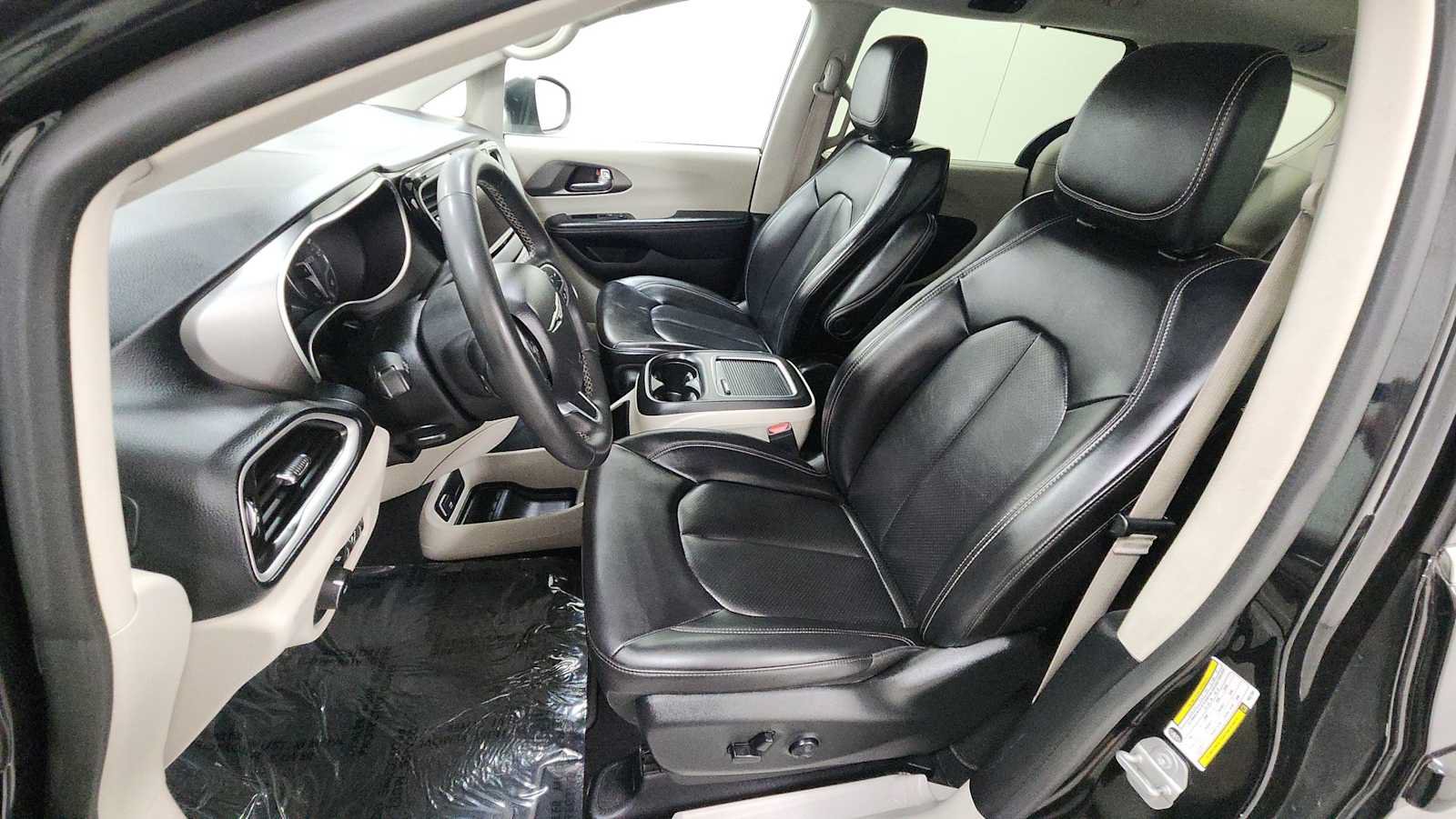 Used 2023 Chrysler Pacifica Touring-L FWD image 13