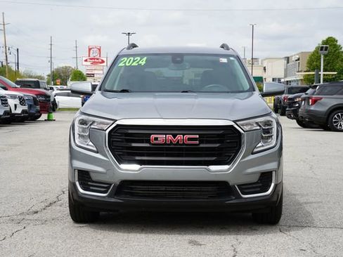 Used 2024 GMC Terrain SLE w/ Driver Convenience Package FWD image 2
