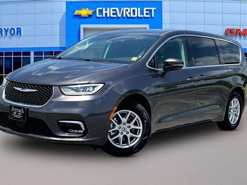 Used 2023 Chrysler Pacifica Touring-L FWD image 3