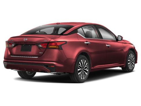 Used 2024 Nissan Altima 2.5 SV FWD image 2
