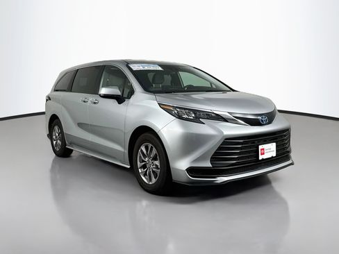 Certified 2025 Toyota Sienna LE FWD image 1