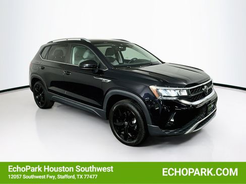 Used 2023 Volkswagen Taos SE FWD image 1