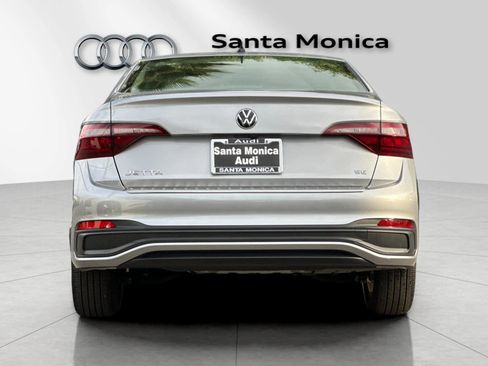 Used 2024 Volkswagen Jetta SE w/ Panoramic Sunroof Package image 9
