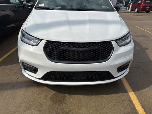 Used 2025 Chrysler Pacifica Limited image 37