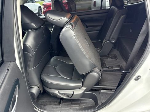 Used 2023 Toyota Highlander XLE FWD image 11