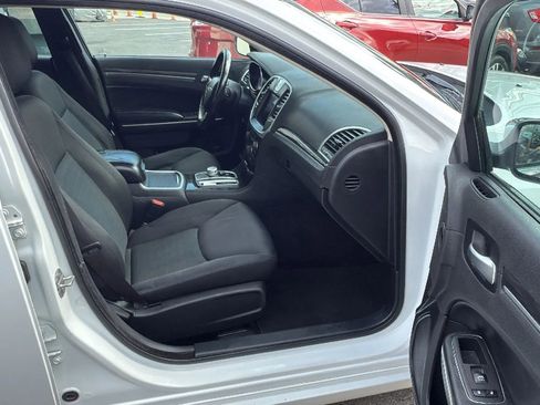 Used 2019 Chrysler 300 Touring w/ Chrome Appearance Package image 24