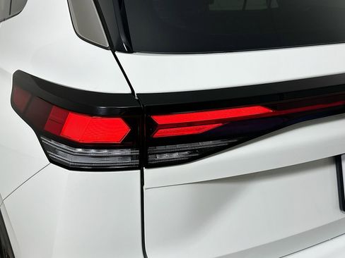 Used 2025 Volkswagen Tiguan SE AWD/4WD image 12