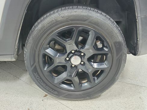 Used 2017 Jeep Renegade Latitude AWD/4WD image 13