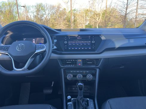 Used 2023 Volkswagen Taos SE w/ Panoramic Sunroof Package image 28