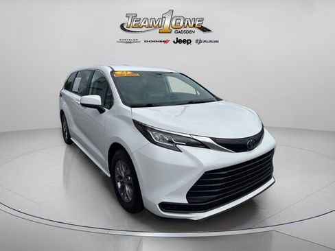 Used 2023 Toyota Sienna LE FWD image 1