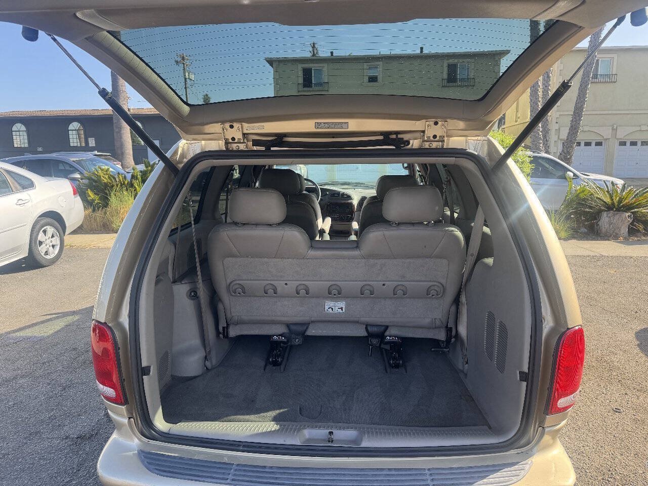 Used 2000 Chrysler Town & Country Limited FWD image 6