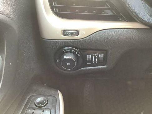 Used 2017 Jeep Cherokee Latitude w/ Safety/Convenience Group FWD image 18