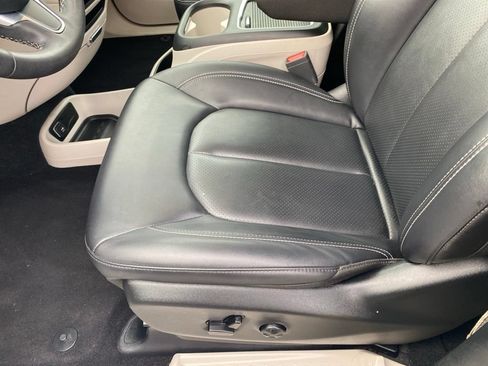 Used 2024 Chrysler Pacifica Touring-L FWD image 17