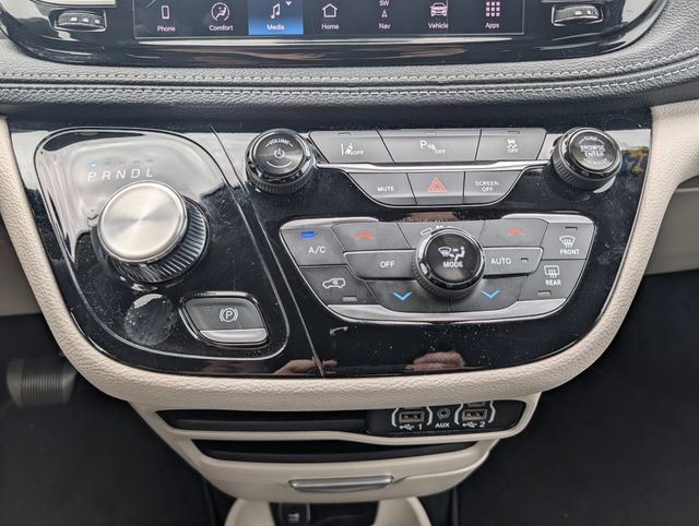 Used 2024 Chrysler Pacifica Limited FWD image 24