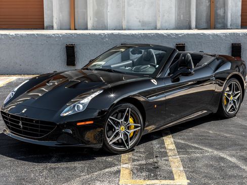 Used 2017 Ferrari California T RWD image 1