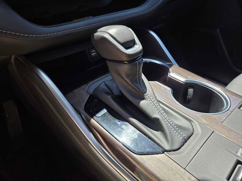 Used 2024 Toyota Highlander Limited AWD/4WD image 39