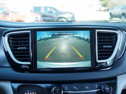 Used 2024 Chrysler Pacifica Touring-L image 15