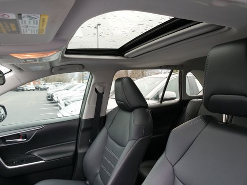 Used 2019 Toyota RAV4 XLE Premium image 28