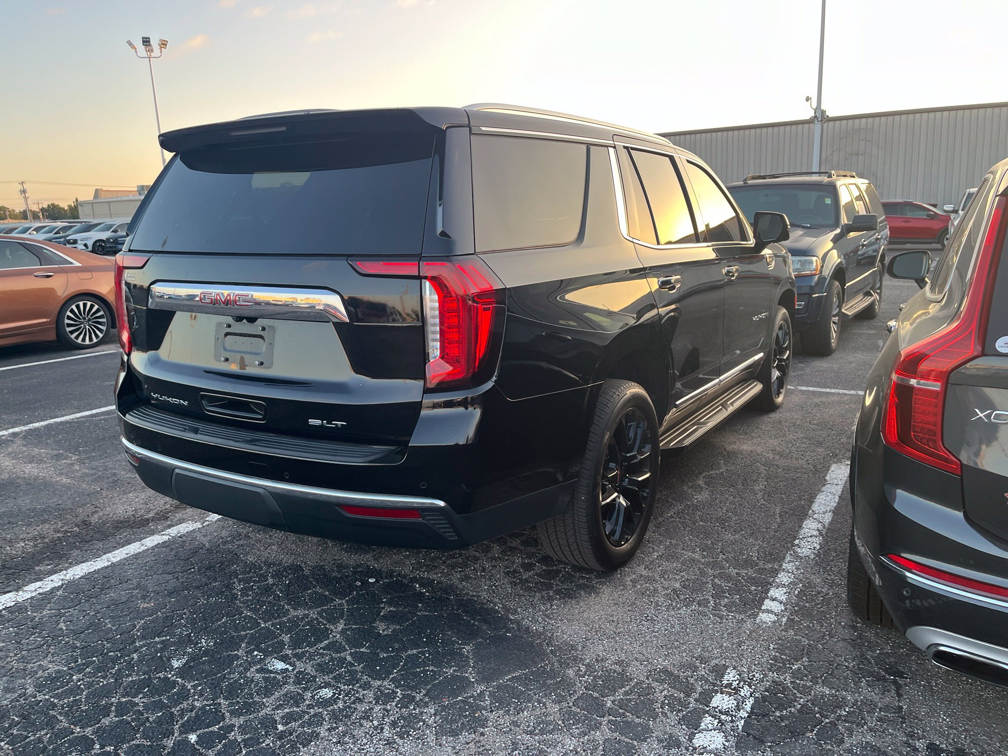 Used 2023 GMC Yukon SLT w/ SLT Premium Package AWD/4WD image 4