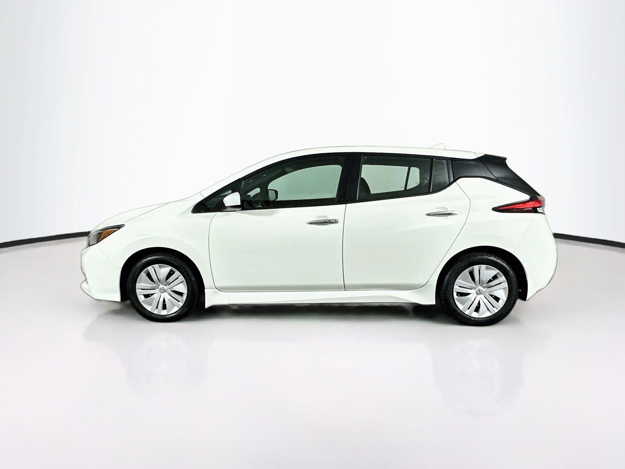 Used 2025 Nissan Leaf S FWD image 4